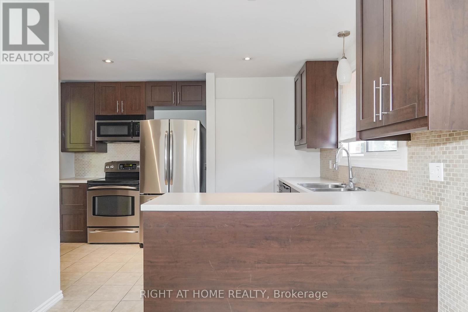 












509 TENNYSON COURT

,
Oshawa (Donevan),




Ontario
L1H3K8

