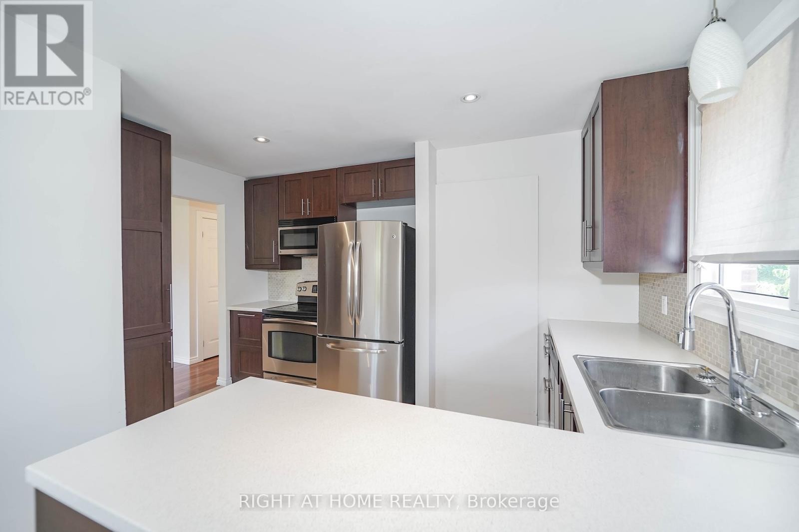 












509 TENNYSON COURT

,
Oshawa (Donevan),




Ontario
L1H3K8

