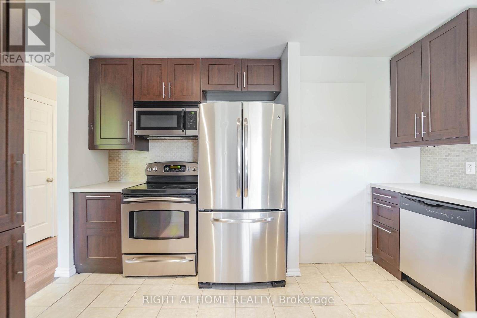 












509 TENNYSON COURT

,
Oshawa (Donevan),




Ontario
L1H3K8


