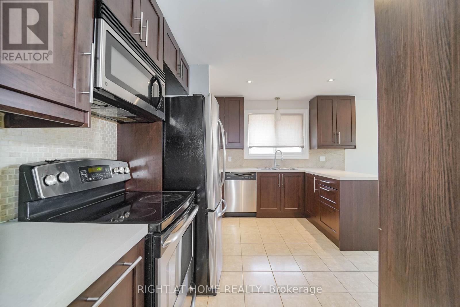 












509 TENNYSON COURT

,
Oshawa (Donevan),




Ontario
L1H3K8

