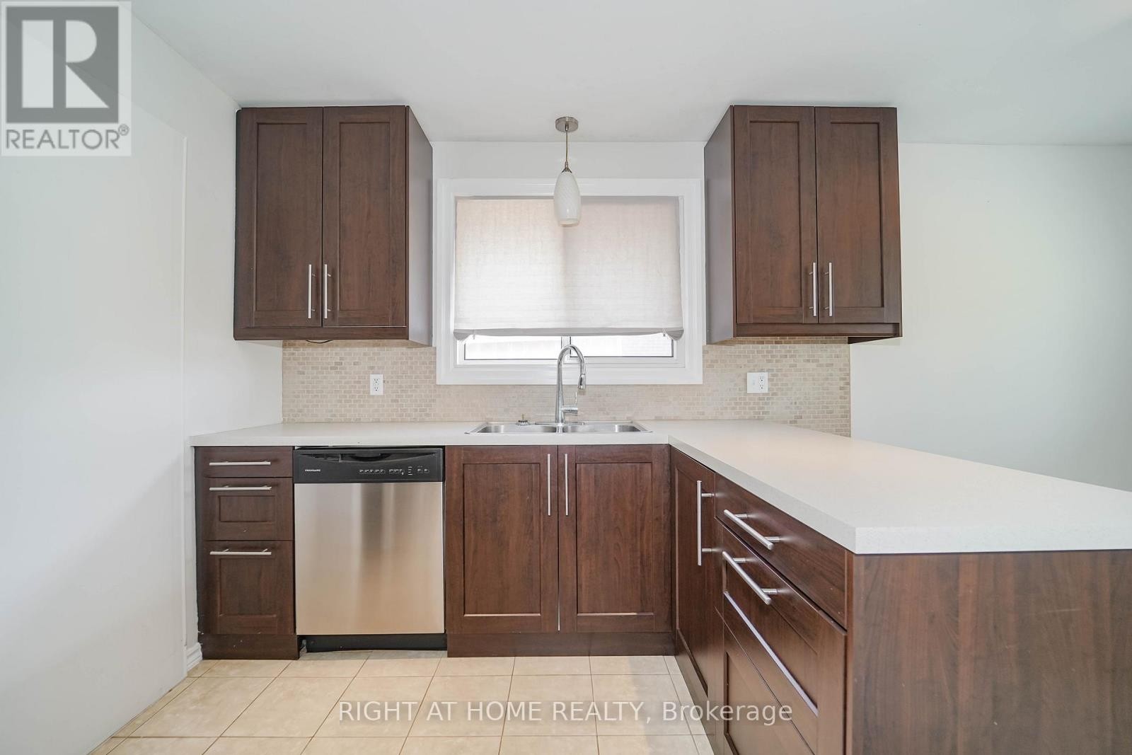 












509 TENNYSON COURT

,
Oshawa (Donevan),




Ontario
L1H3K8

