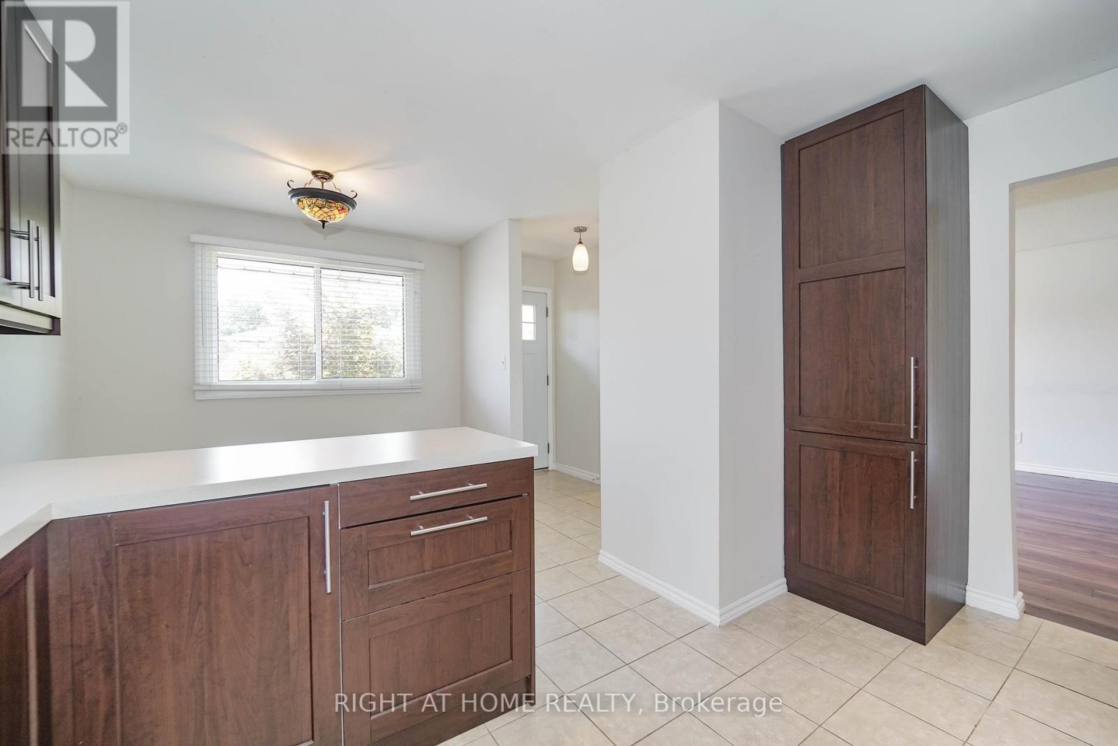 












509 TENNYSON COURT

,
Oshawa (Donevan),




Ontario
L1H3K8

