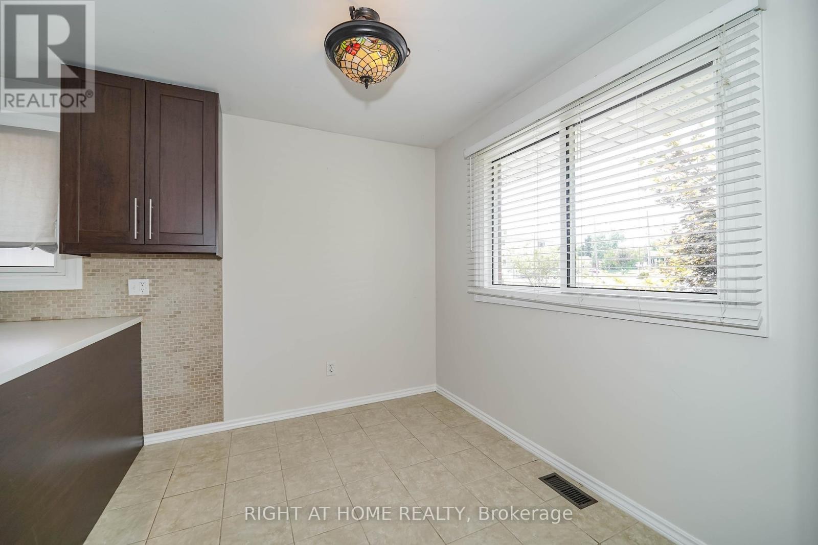 












509 TENNYSON COURT

,
Oshawa (Donevan),




Ontario
L1H3K8

