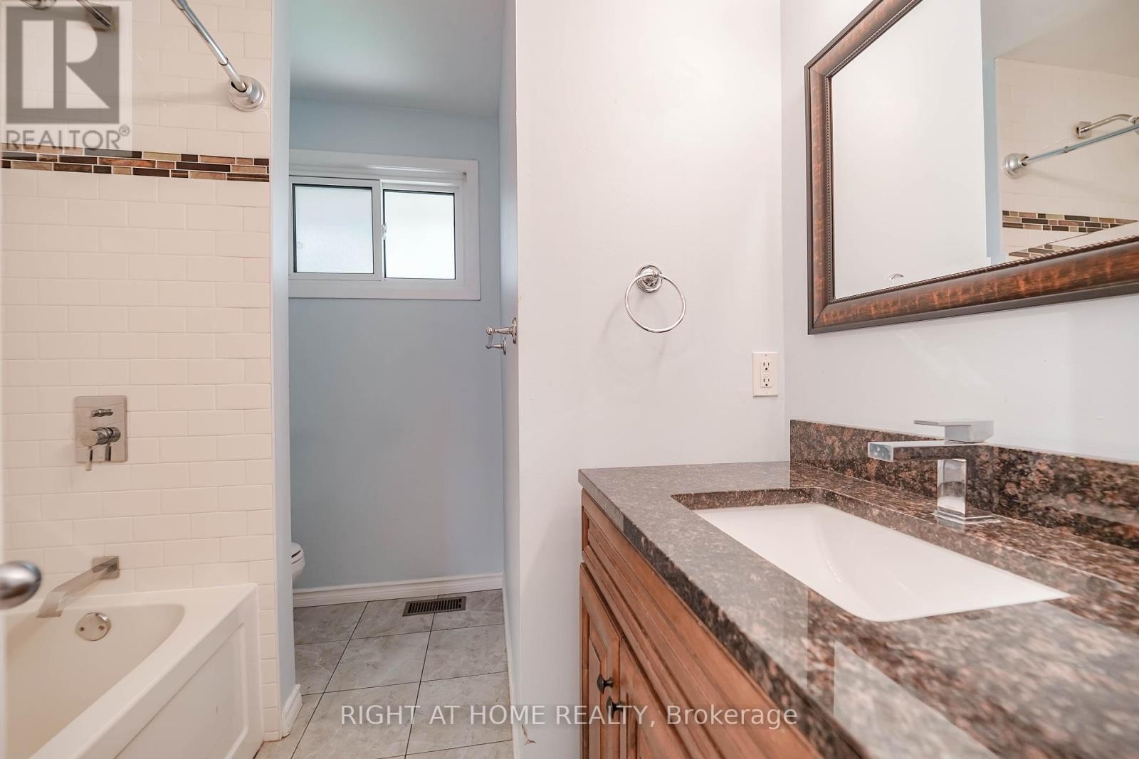 












509 TENNYSON COURT

,
Oshawa (Donevan),




Ontario
L1H3K8

