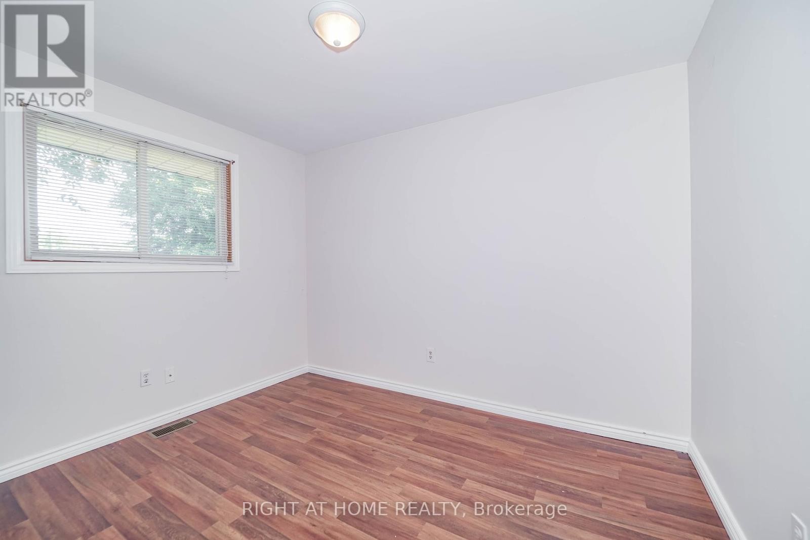 












509 TENNYSON COURT

,
Oshawa (Donevan),




Ontario
L1H3K8

