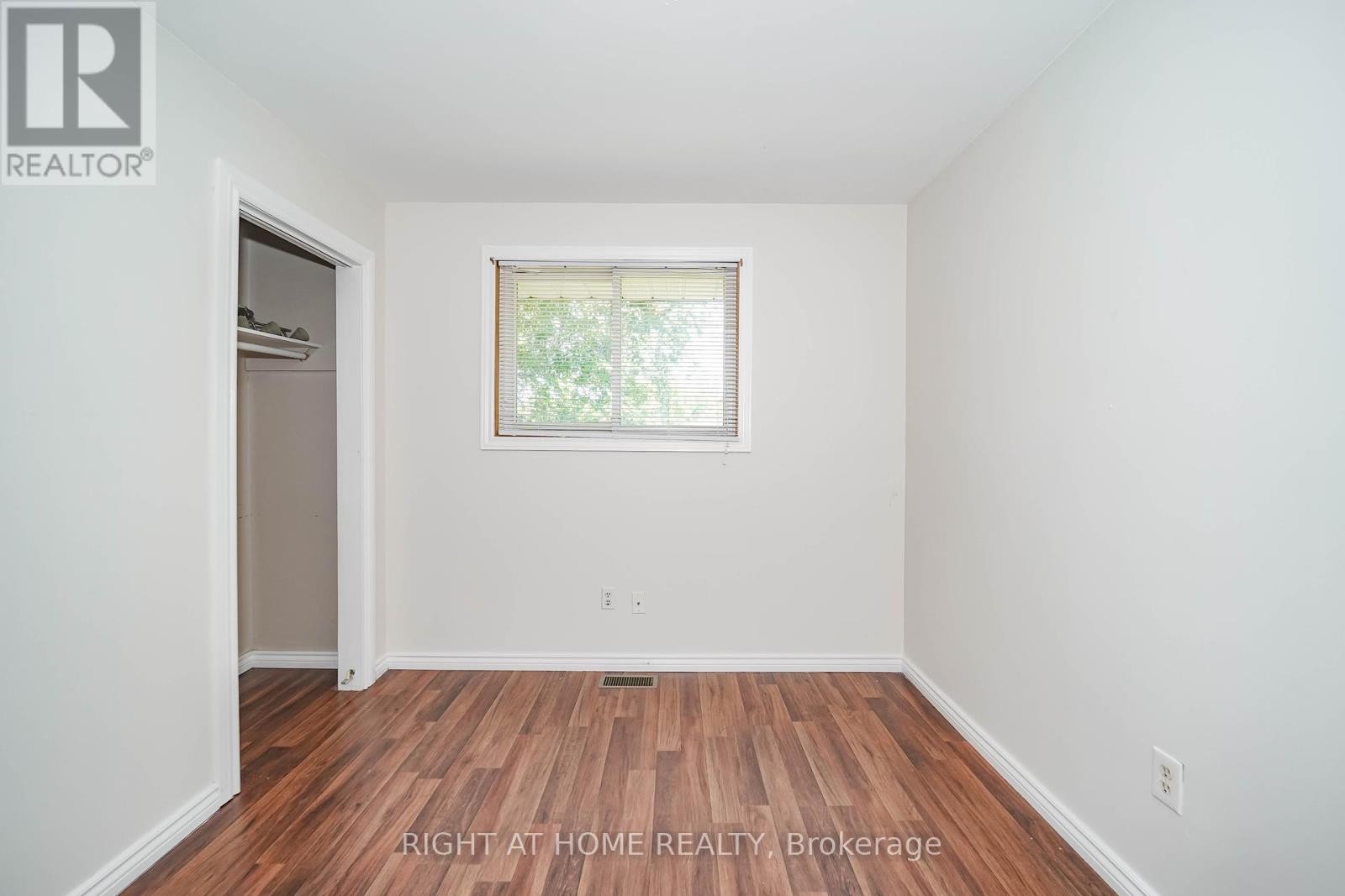 












509 TENNYSON COURT

,
Oshawa (Donevan),




Ontario
L1H3K8

