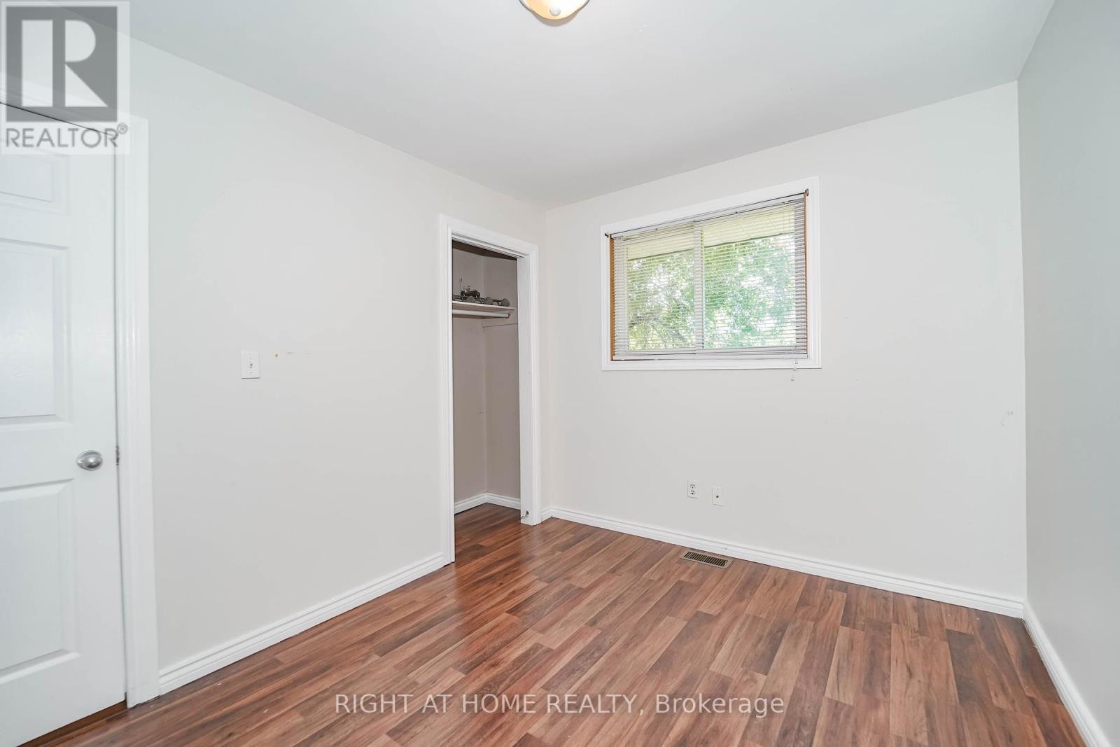 












509 TENNYSON COURT

,
Oshawa (Donevan),




Ontario
L1H3K8


