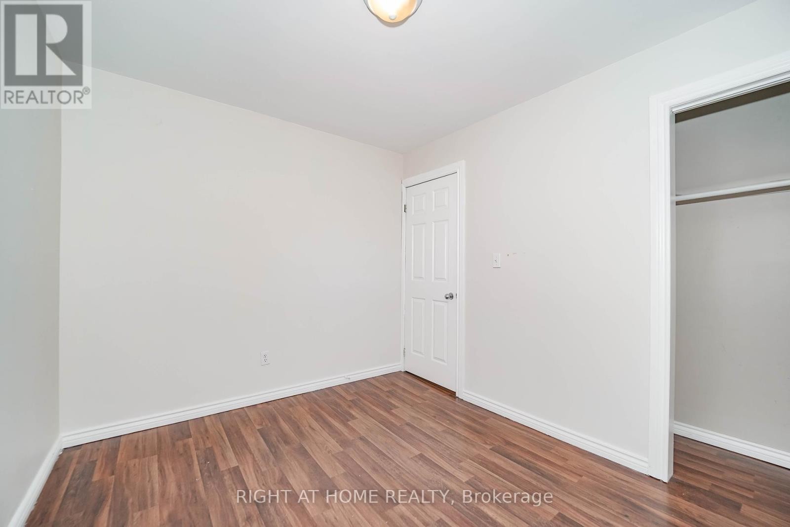 












509 TENNYSON COURT

,
Oshawa (Donevan),




Ontario
L1H3K8

