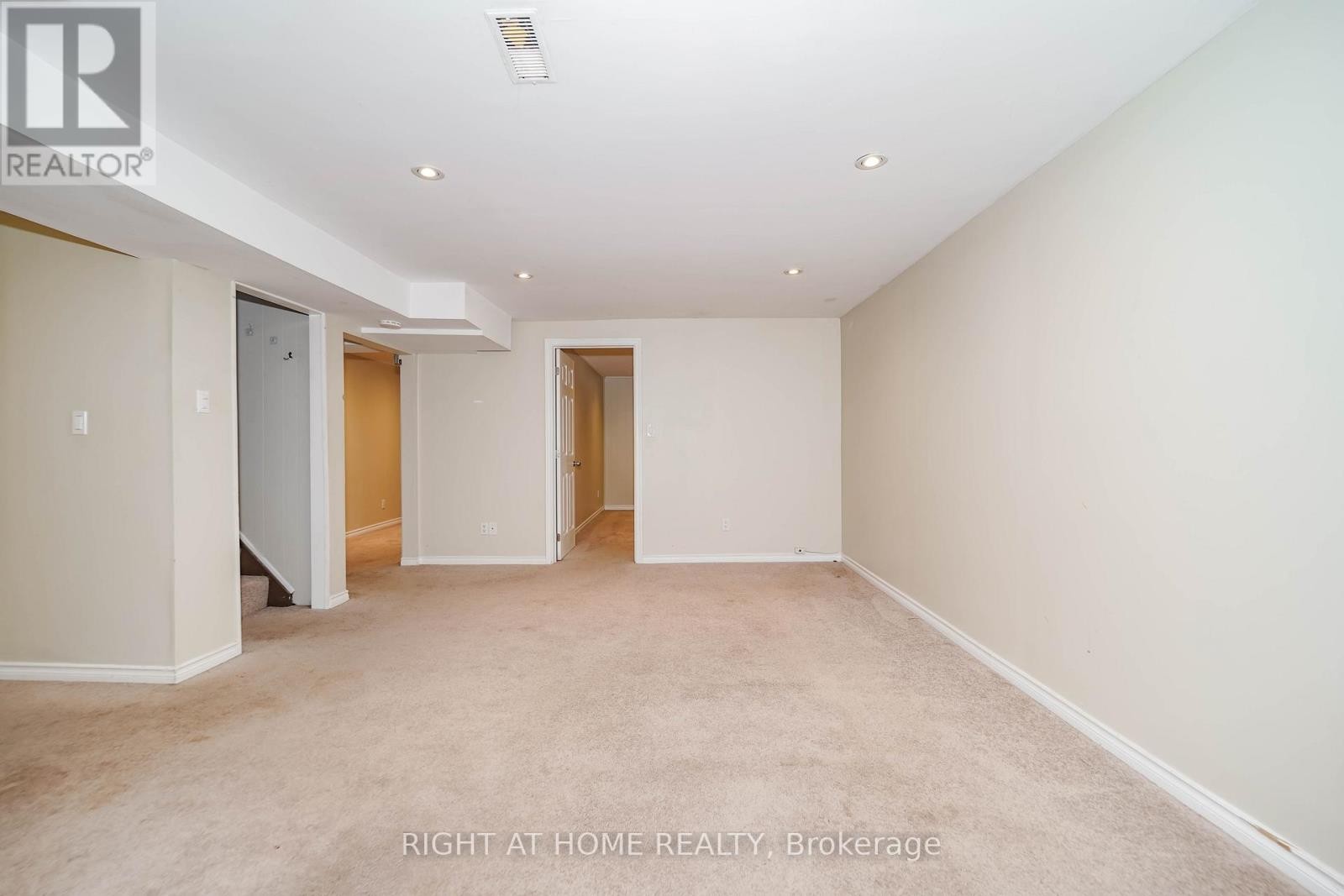 












509 TENNYSON COURT

,
Oshawa (Donevan),




Ontario
L1H3K8

