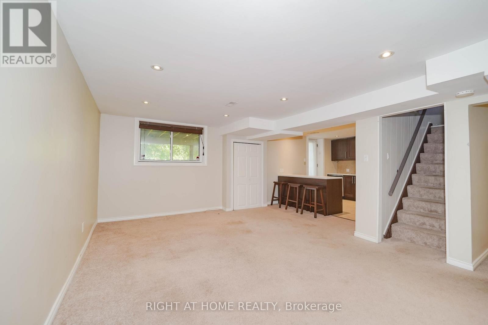 












509 TENNYSON COURT

,
Oshawa (Donevan),




Ontario
L1H3K8

