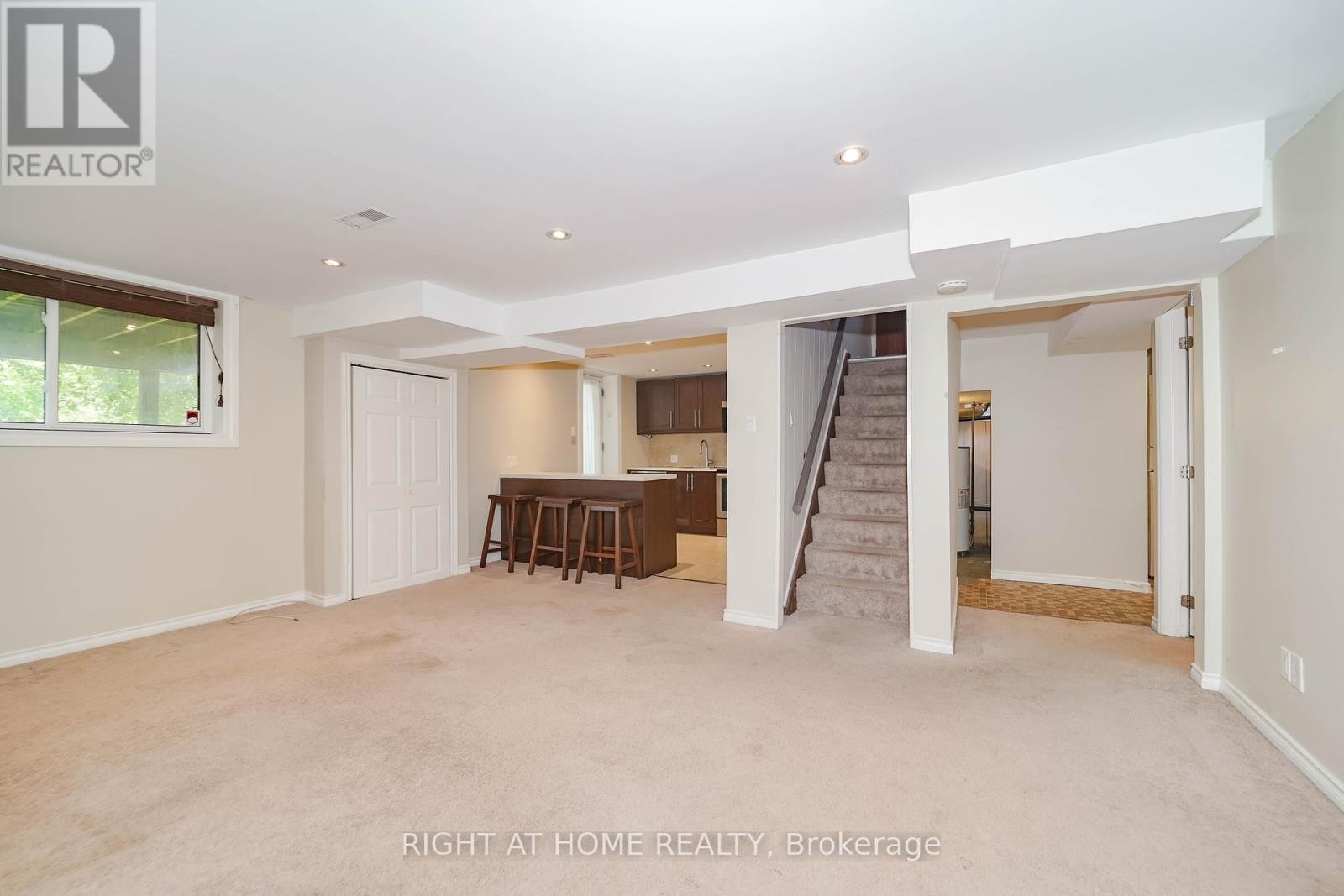 












509 TENNYSON COURT

,
Oshawa (Donevan),




Ontario
L1H3K8

