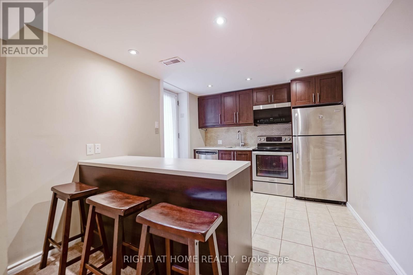 












509 TENNYSON COURT

,
Oshawa (Donevan),




Ontario
L1H3K8

