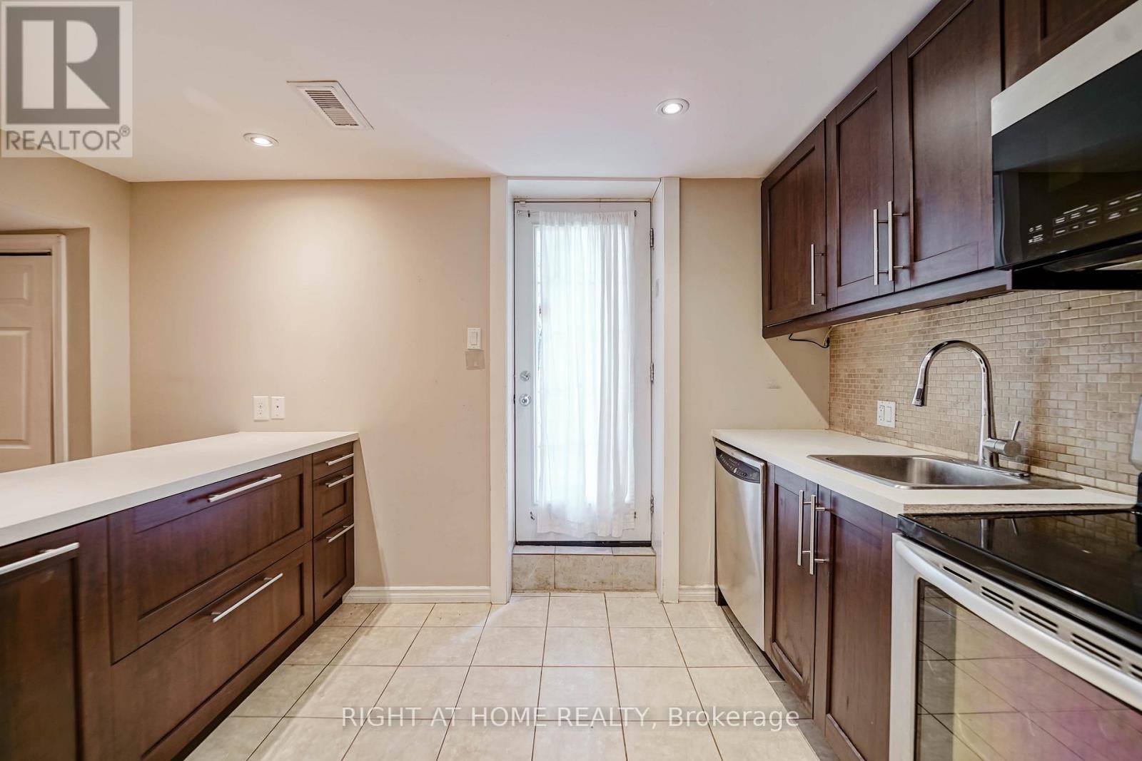 












509 TENNYSON COURT

,
Oshawa (Donevan),




Ontario
L1H3K8

