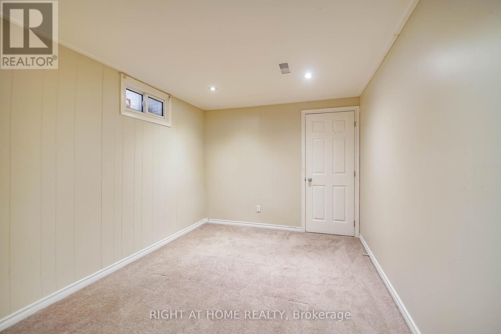 












509 TENNYSON COURT

,
Oshawa (Donevan),




Ontario
L1H3K8

