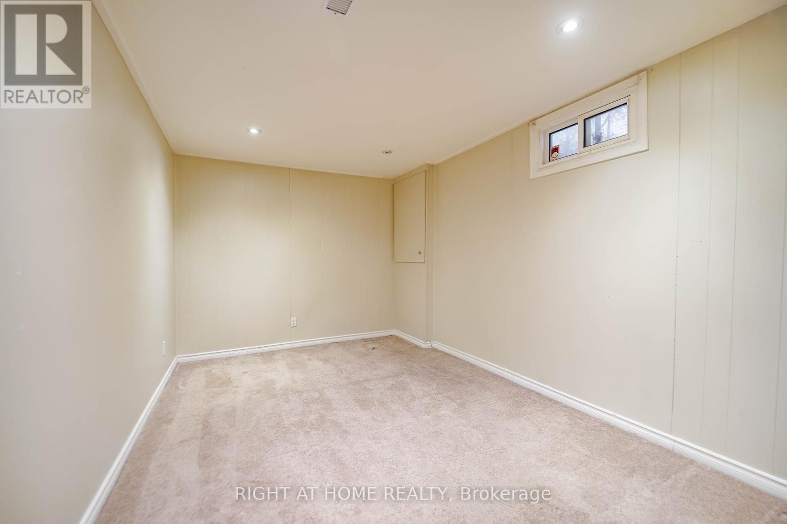 












509 TENNYSON COURT

,
Oshawa (Donevan),




Ontario
L1H3K8

