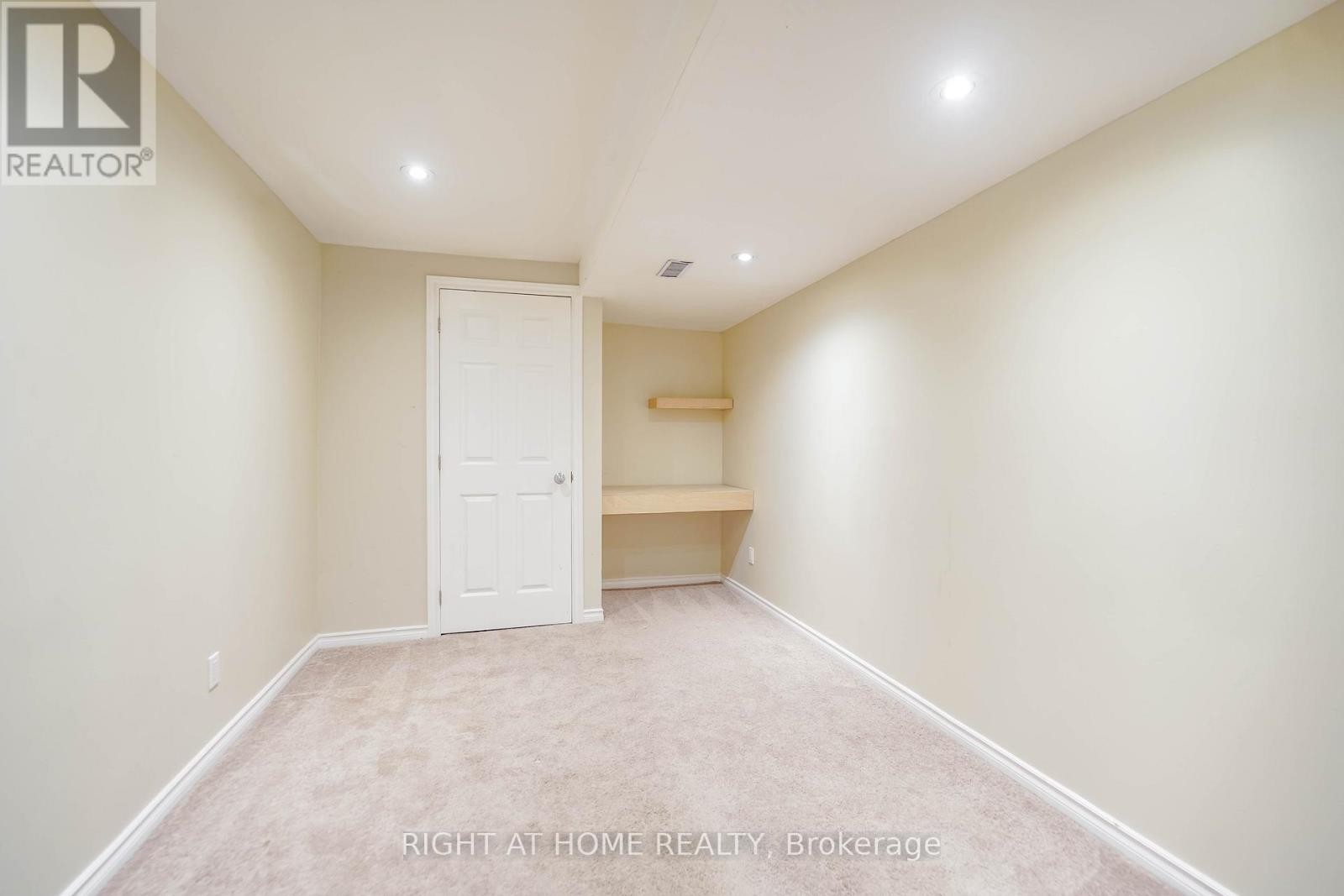 












509 TENNYSON COURT

,
Oshawa (Donevan),




Ontario
L1H3K8

