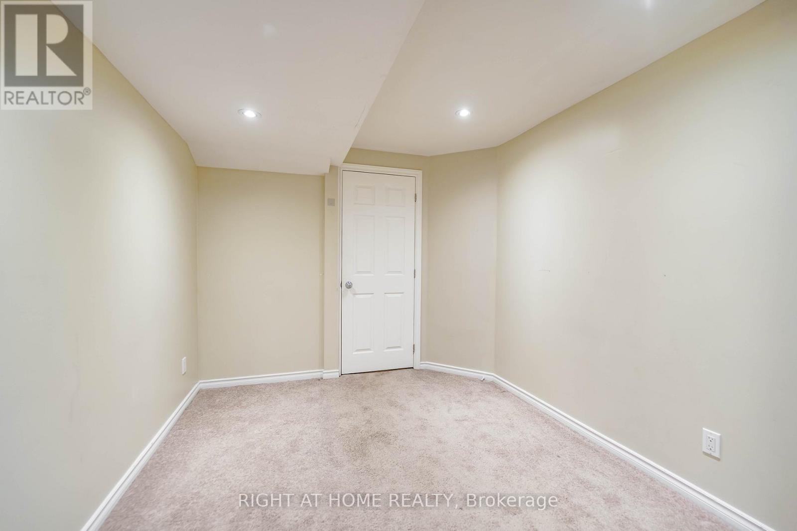 












509 TENNYSON COURT

,
Oshawa (Donevan),




Ontario
L1H3K8

