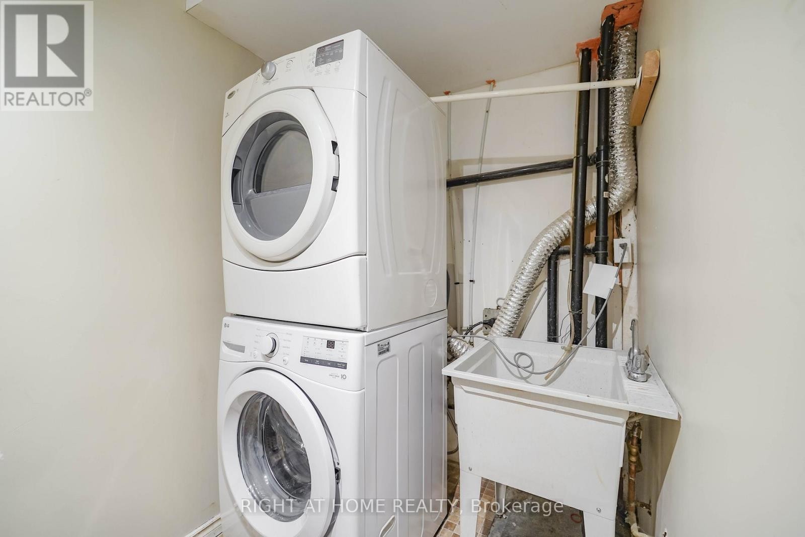 












509 TENNYSON COURT

,
Oshawa (Donevan),




Ontario
L1H3K8

