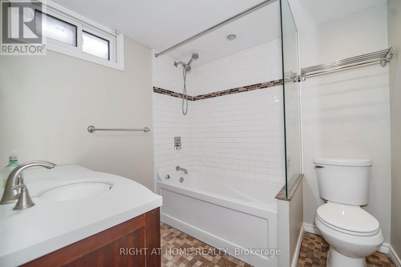 












509 TENNYSON COURT

,
Oshawa (Donevan),




Ontario
L1H3K8

