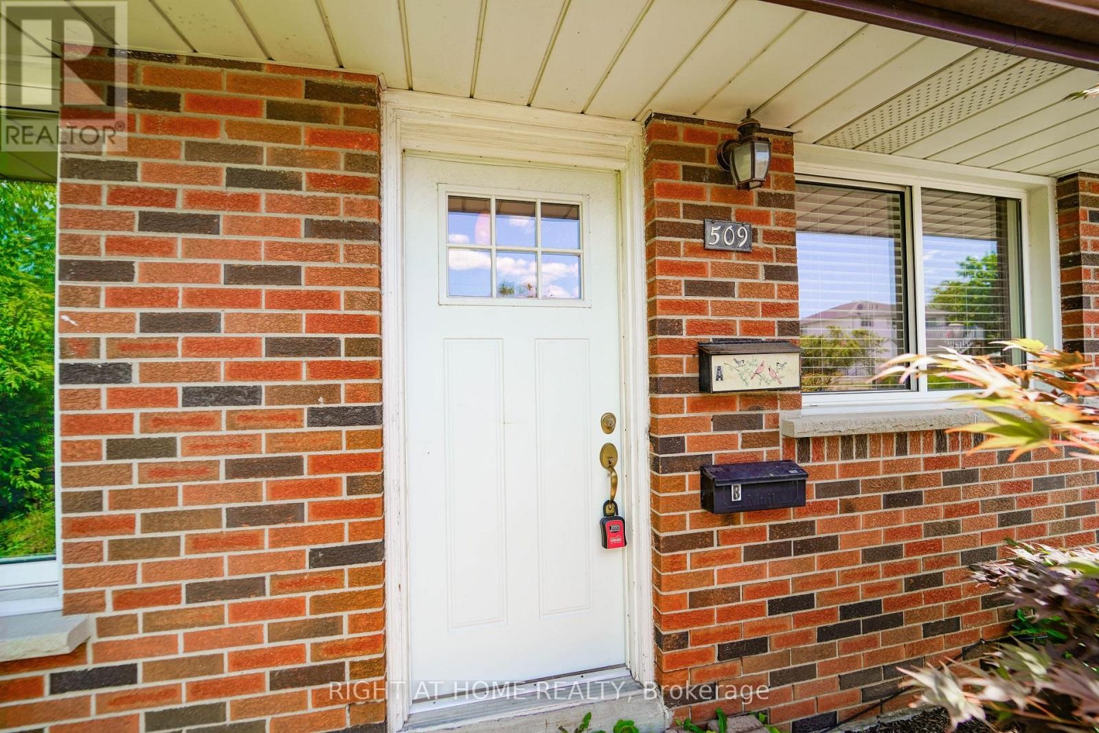 












509 TENNYSON COURT

,
Oshawa (Donevan),




Ontario
L1H3K8


