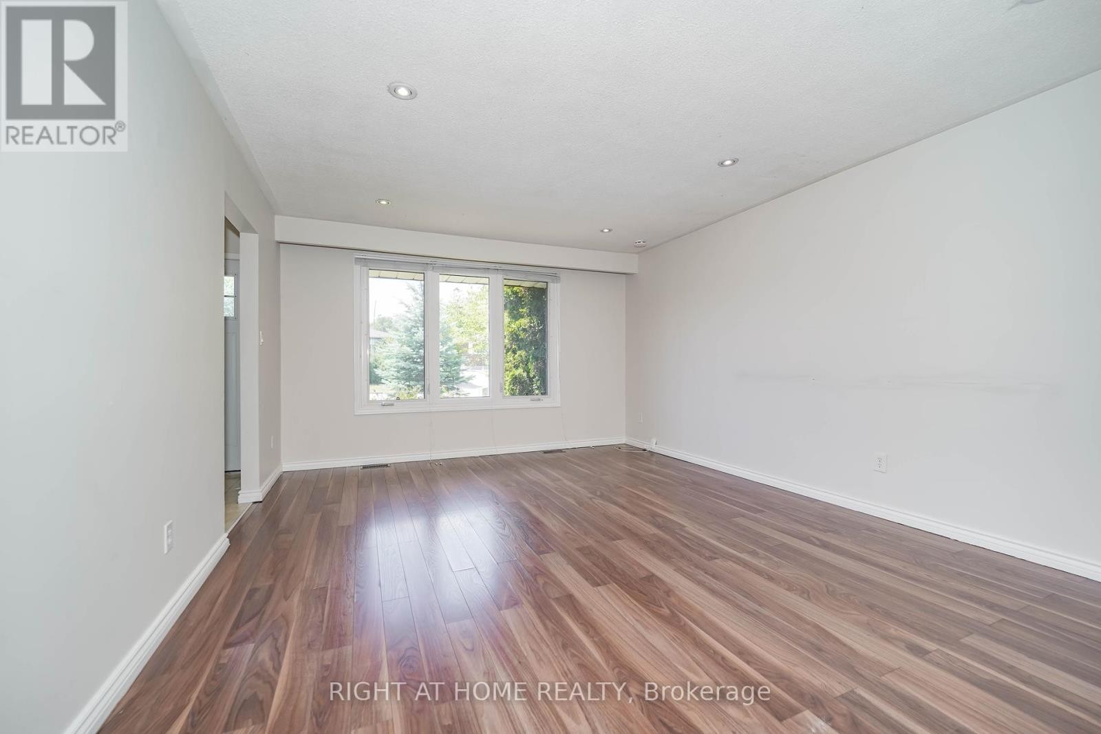 












509 TENNYSON COURT

,
Oshawa (Donevan),




Ontario
L1H3K8

