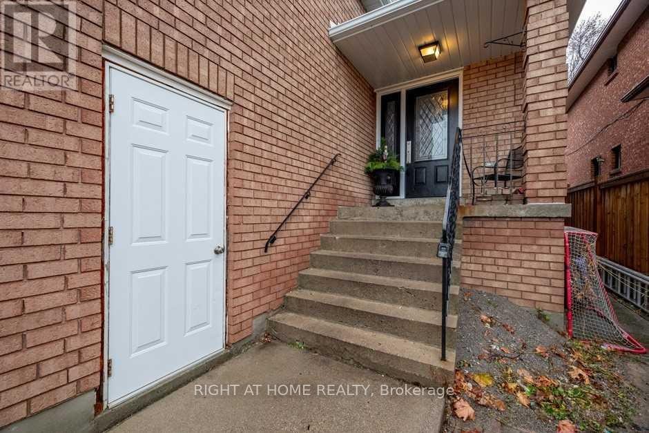 












58 PARK STREET

,
Toronto (Birchcliffe-Cliffside),




Ontario
M1N2N7

