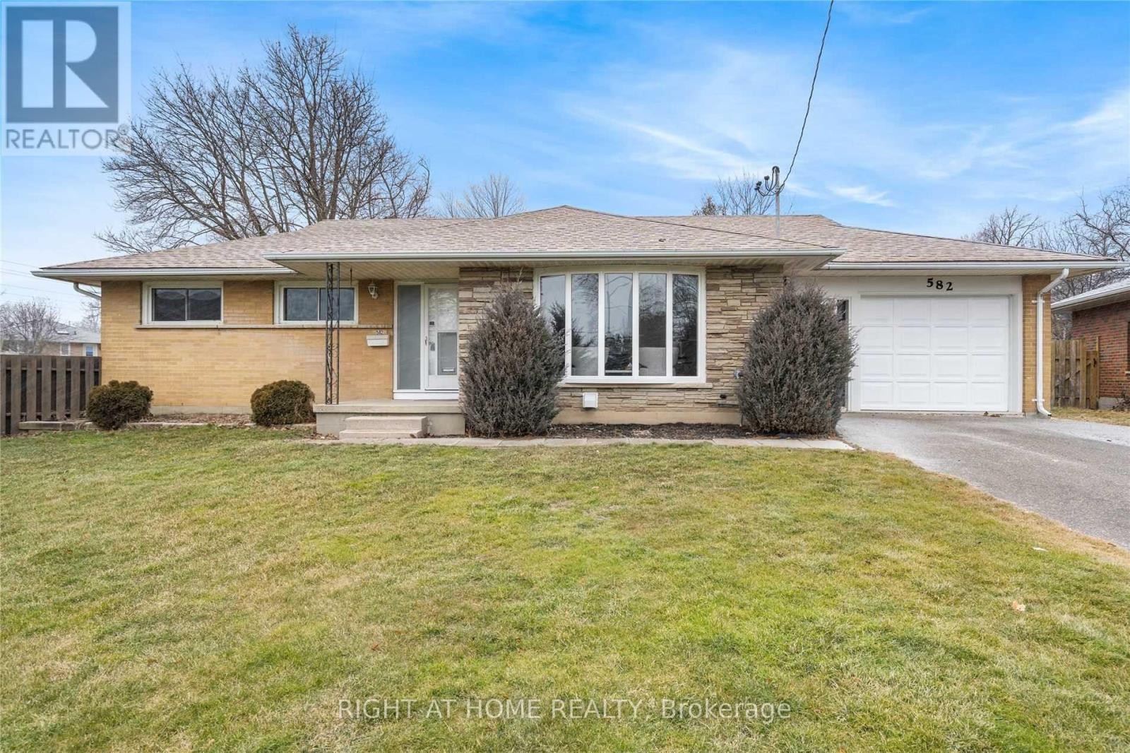 












MAIN - 582 CARLYLE COURT

,
Oshawa (Donevan),




Ontario
L1H6S2

