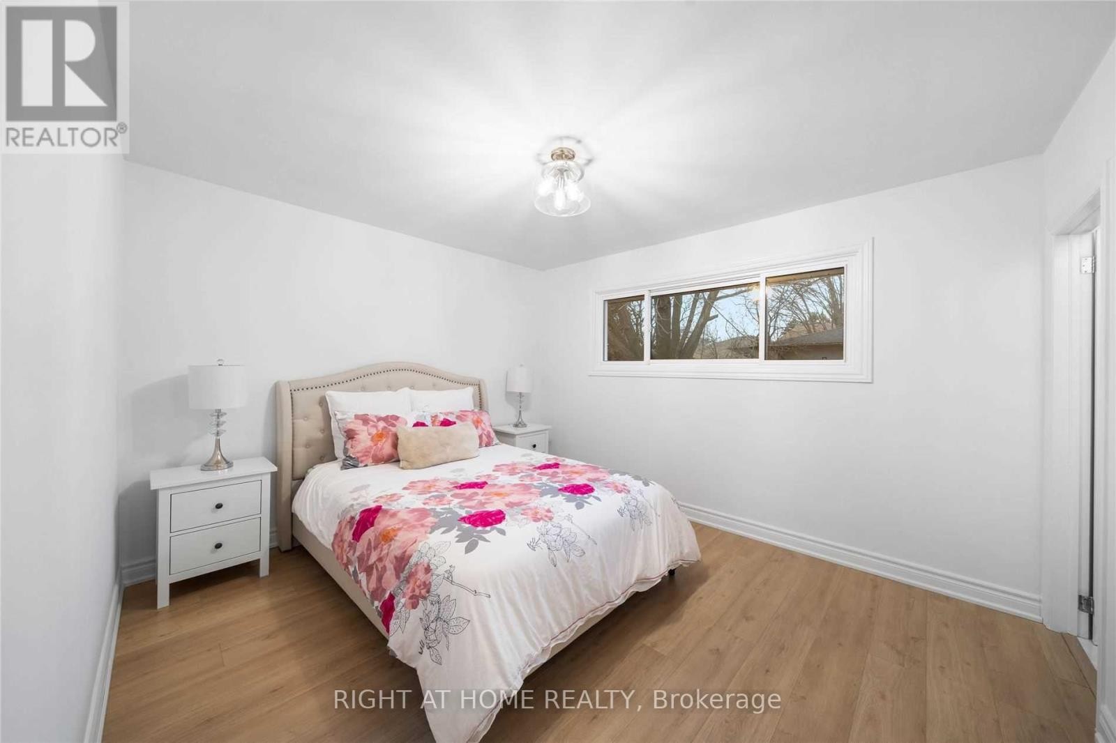 












MAIN - 582 CARLYLE COURT

,
Oshawa (Donevan),




Ontario
L1H6S2

