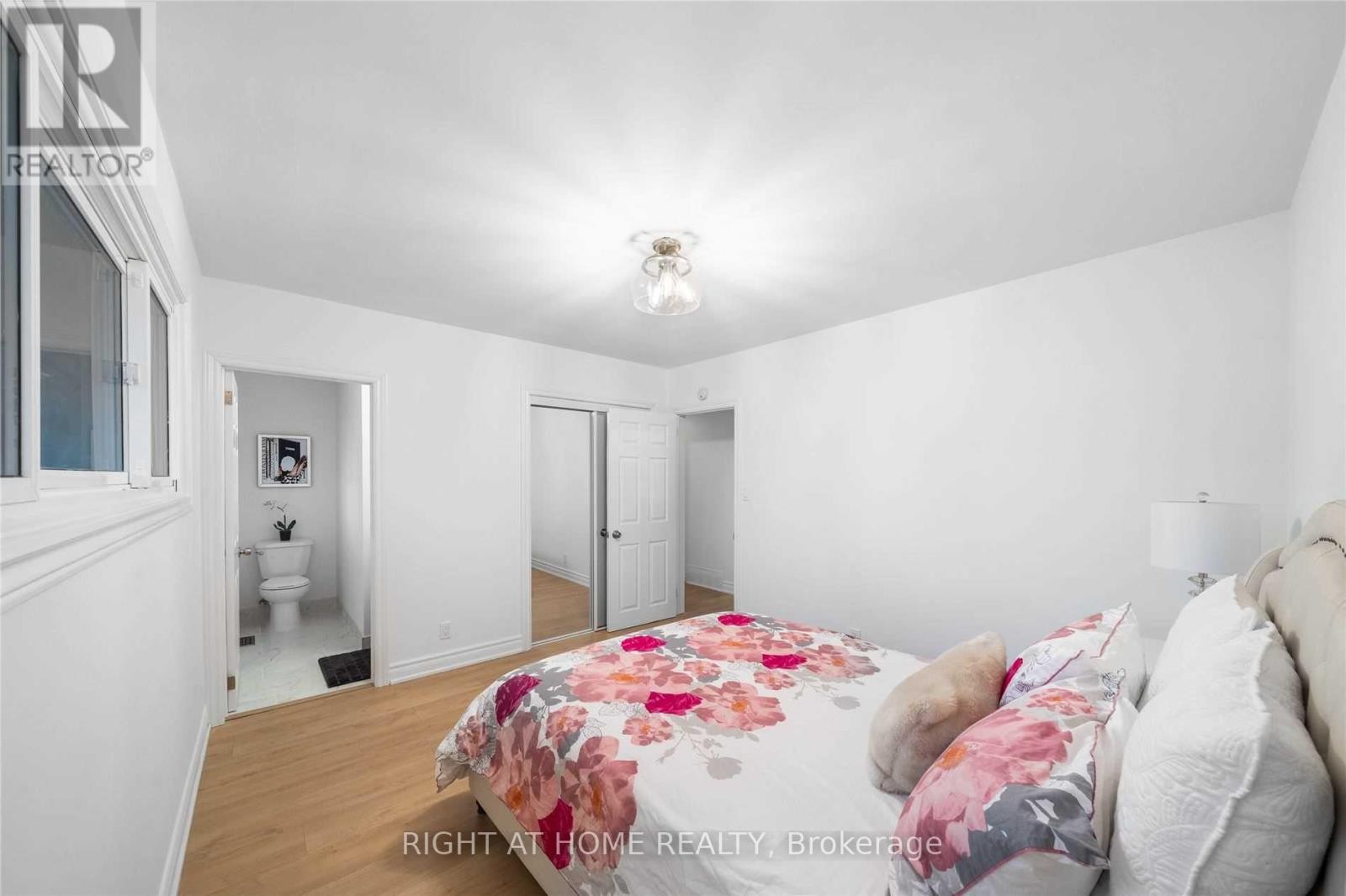 












MAIN - 582 CARLYLE COURT

,
Oshawa (Donevan),




Ontario
L1H6S2

