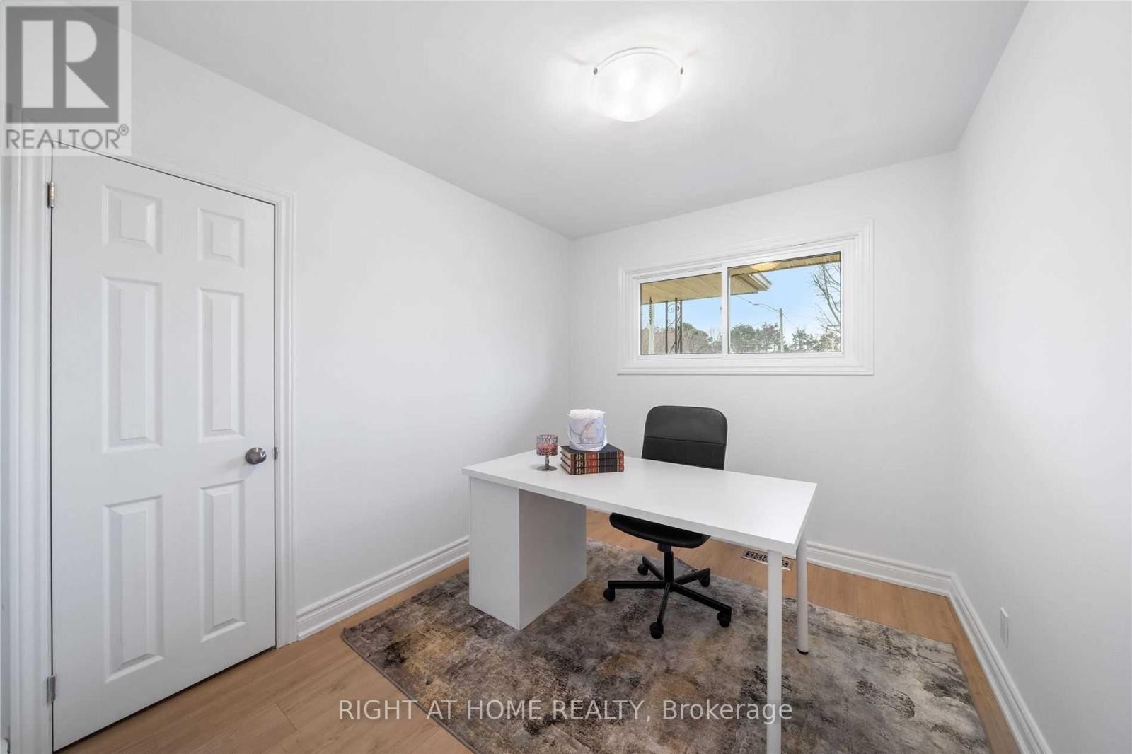 












MAIN - 582 CARLYLE COURT

,
Oshawa (Donevan),




Ontario
L1H6S2

