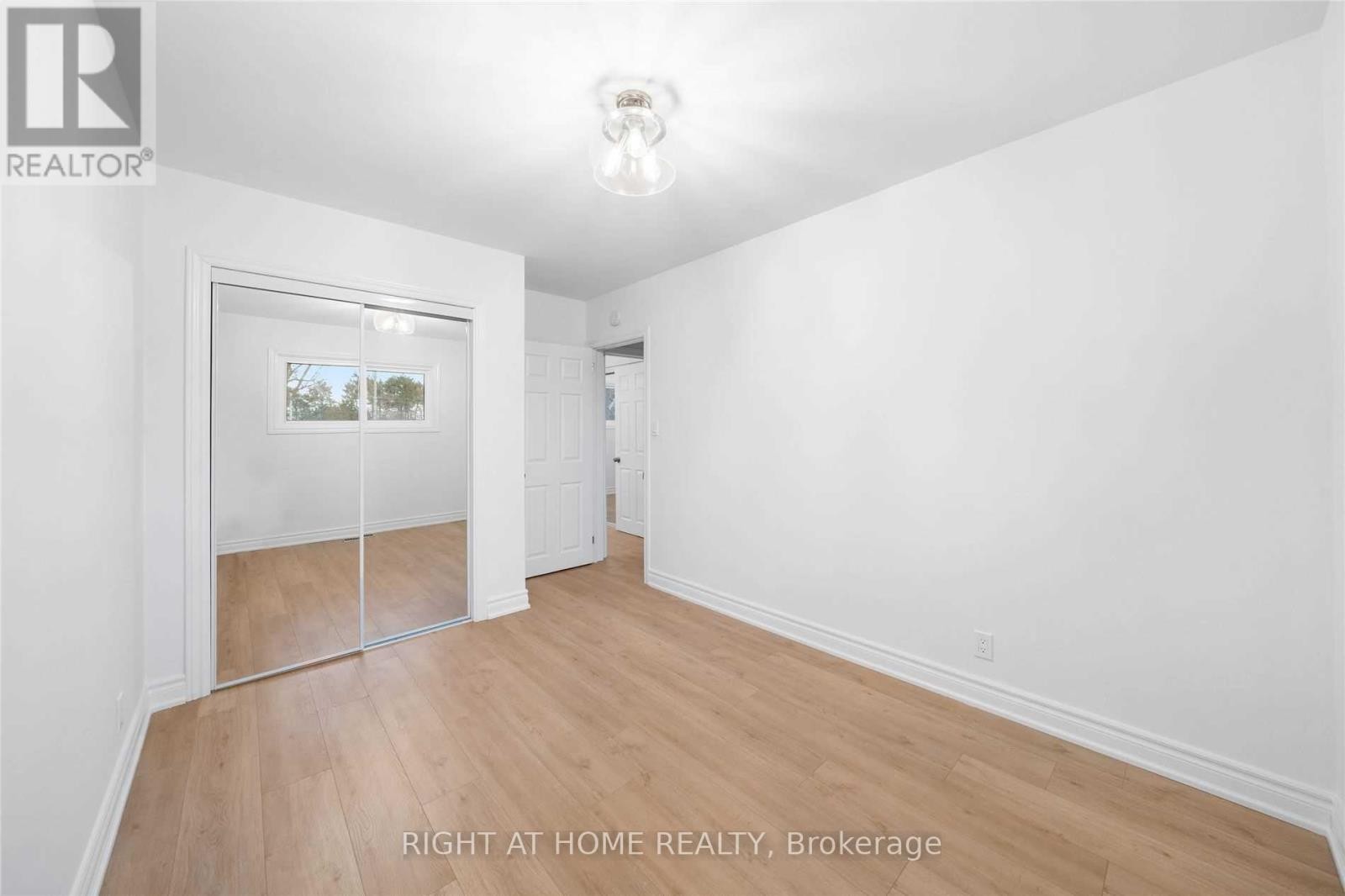 












MAIN - 582 CARLYLE COURT

,
Oshawa (Donevan),




Ontario
L1H6S2

