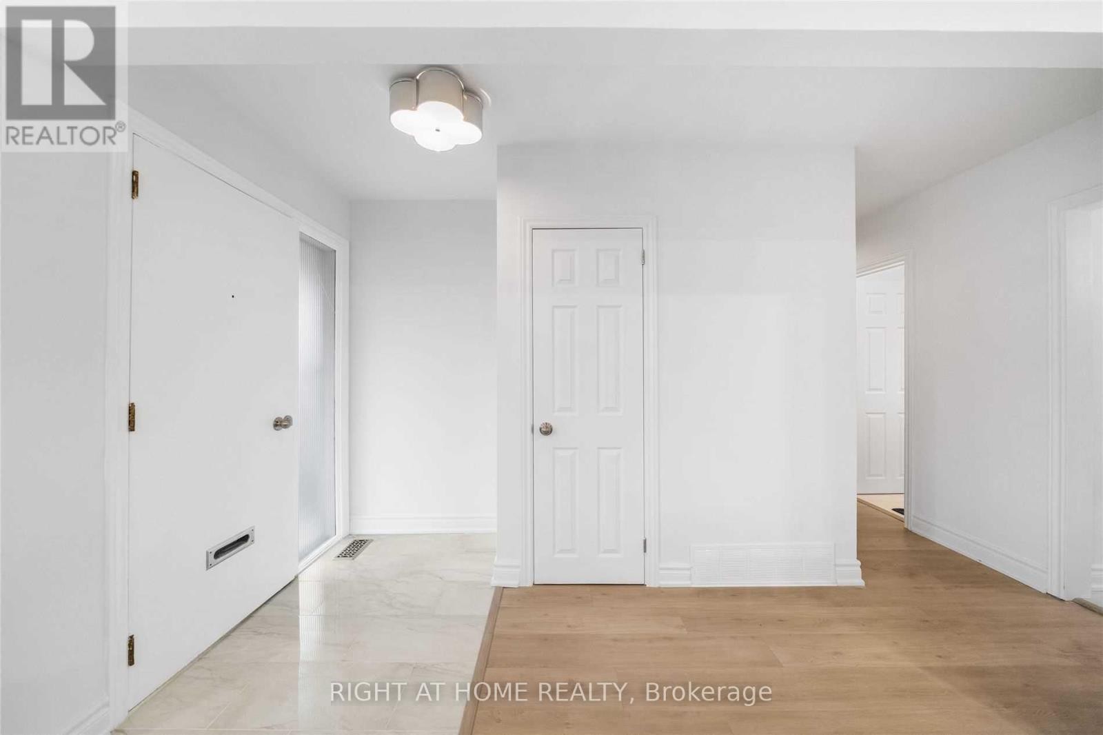 












MAIN - 582 CARLYLE COURT

,
Oshawa (Donevan),




Ontario
L1H6S2

