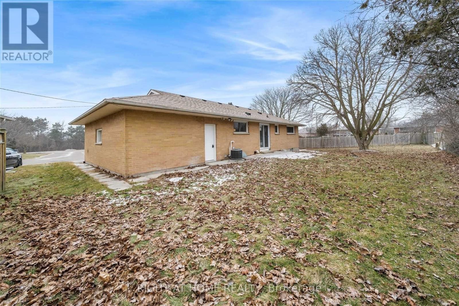 












MAIN - 582 CARLYLE COURT

,
Oshawa (Donevan),




Ontario
L1H6S2

