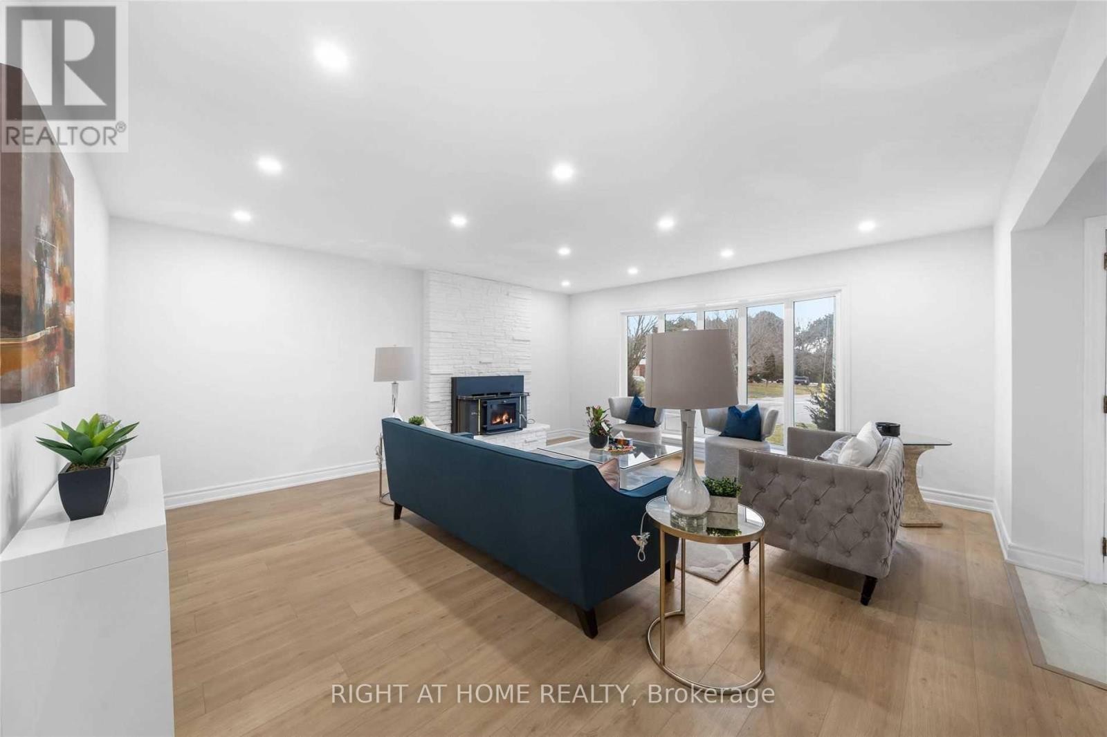 












MAIN - 582 CARLYLE COURT

,
Oshawa (Donevan),




Ontario
L1H6S2


