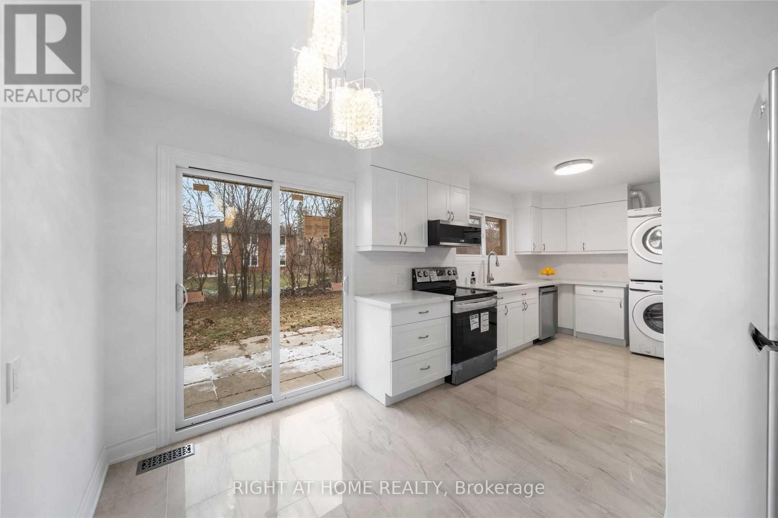 












MAIN - 582 CARLYLE COURT

,
Oshawa (Donevan),




Ontario
L1H6S2

