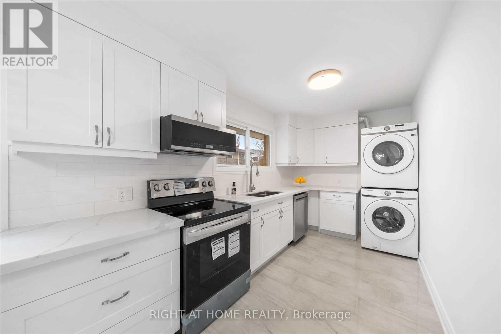 












MAIN - 582 CARLYLE COURT

,
Oshawa (Donevan),




Ontario
L1H6S2

