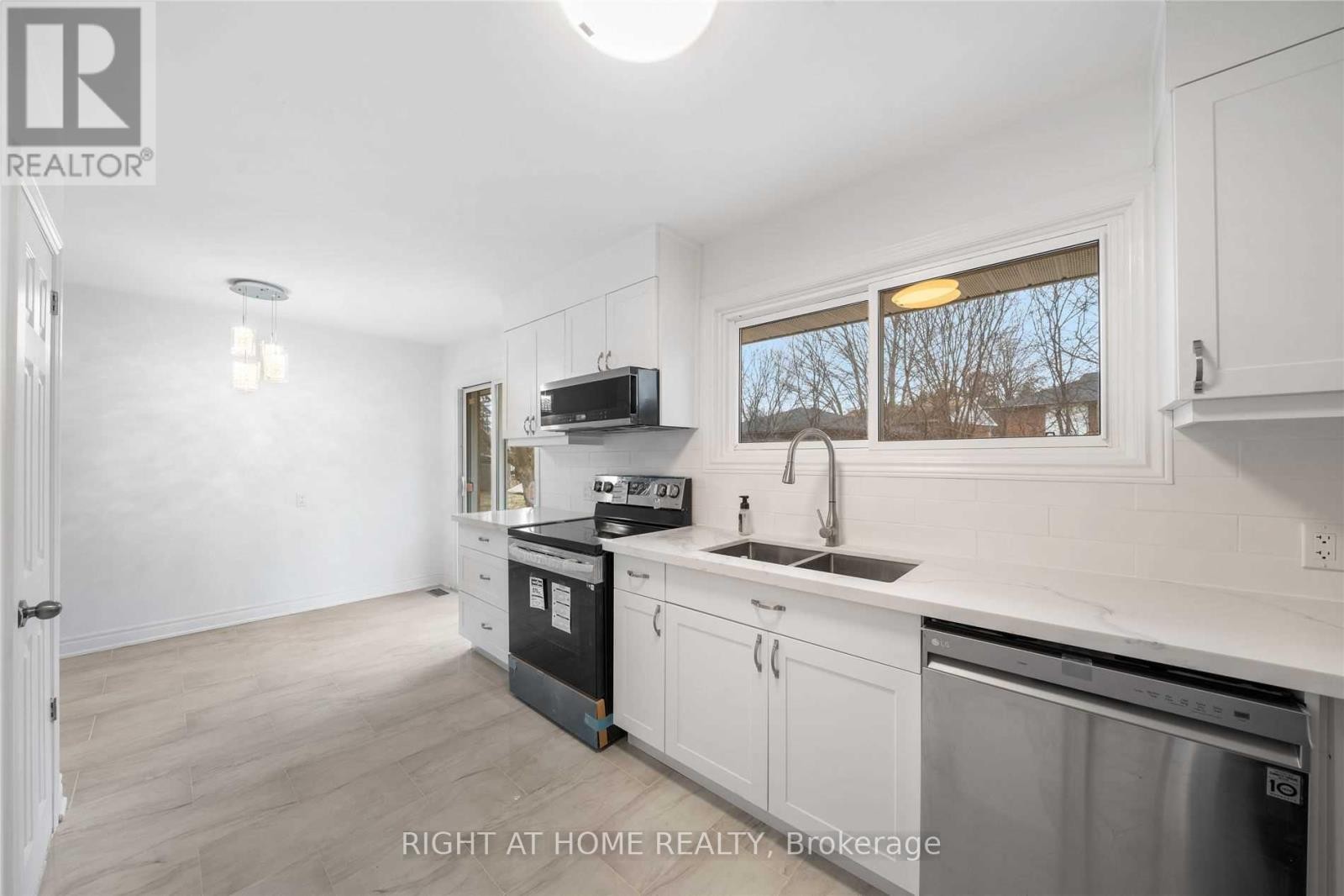 












MAIN - 582 CARLYLE COURT

,
Oshawa (Donevan),




Ontario
L1H6S2

