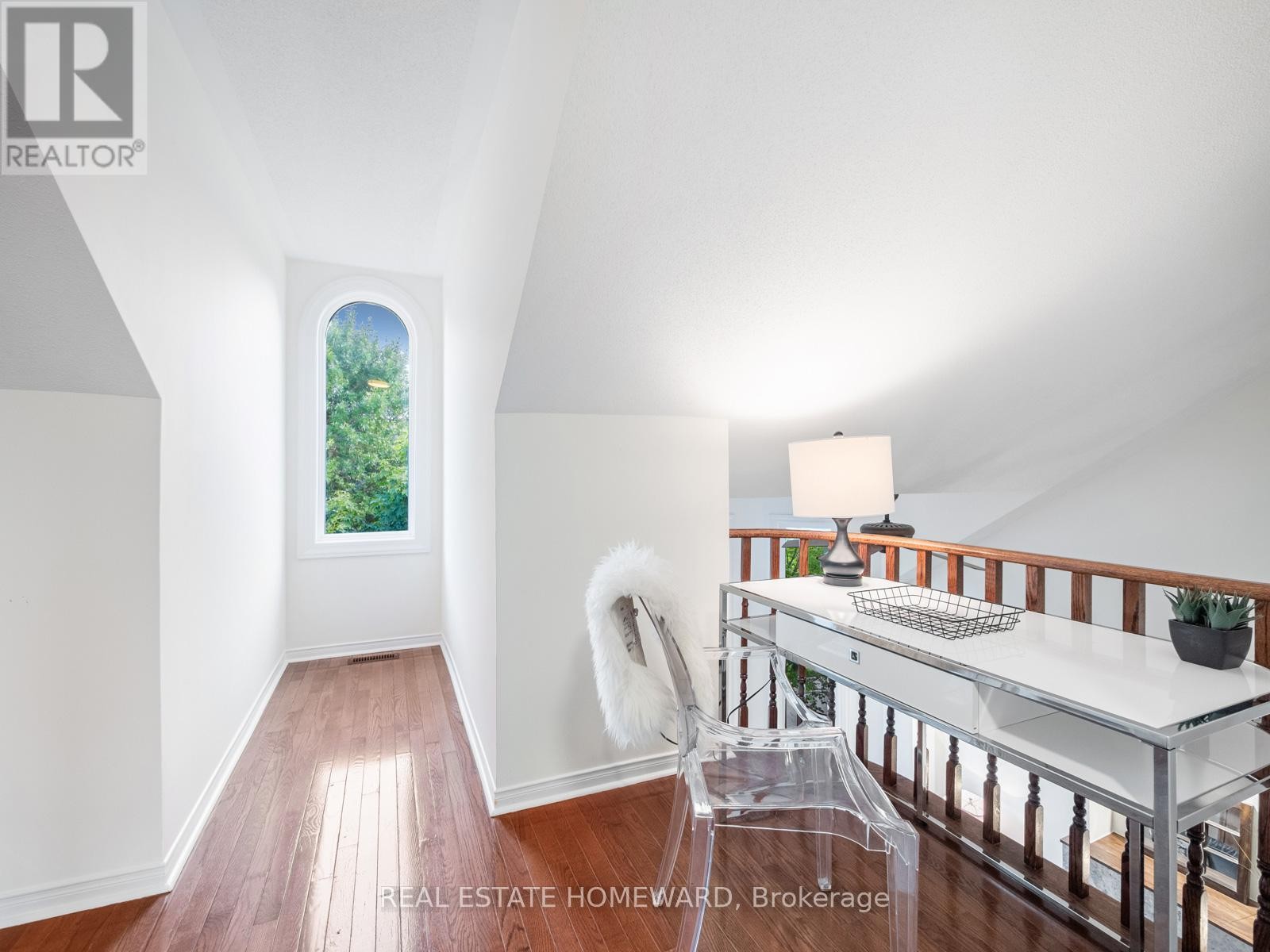












54 CROSSOVERS STREET

,
Toronto (East End-Danforth),




Ontario
M4E3X4


