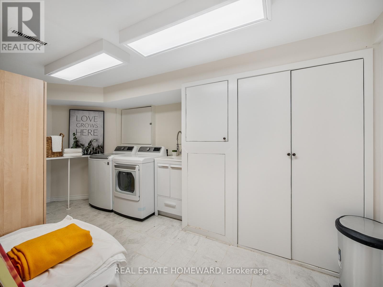 












54 CROSSOVERS STREET

,
Toronto (East End-Danforth),




Ontario
M4E3X4

