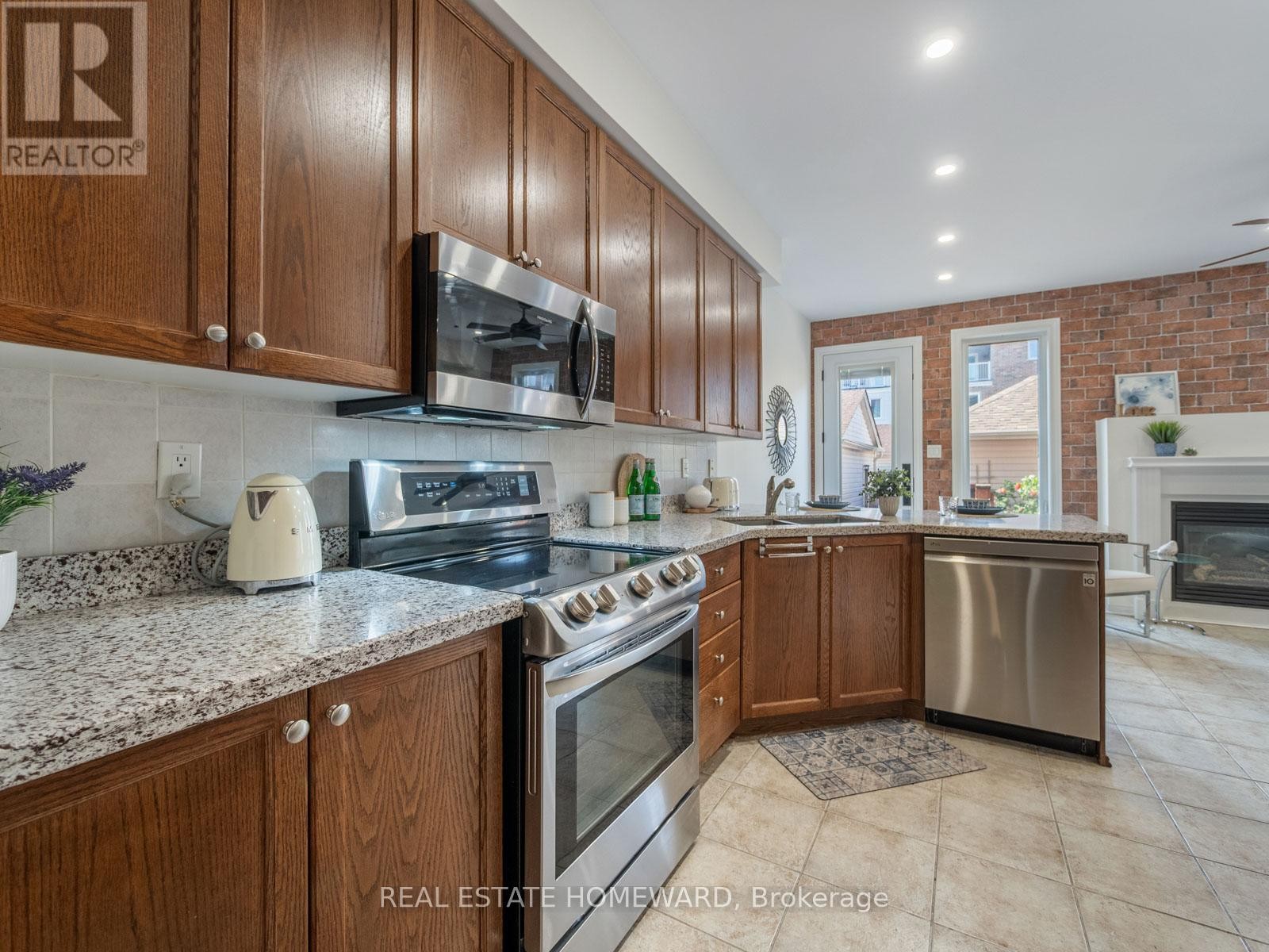 












54 CROSSOVERS STREET

,
Toronto (East End-Danforth),




Ontario
M4E3X4

