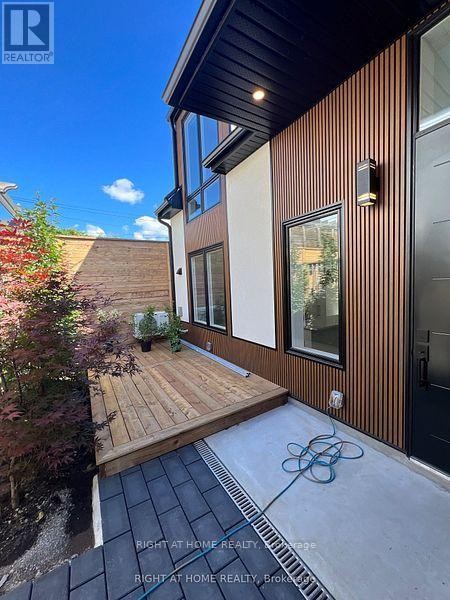 












LANEWAY - 11 RUSHBROOKE AVENUE E

,
Toronto (South Riverdale),




Ontario
M4M3A8

