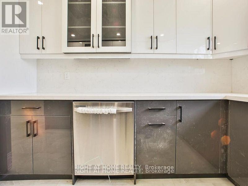 












UPPER - 102 TERRYHILL CRESCENT

,
Toronto (Agincourt South-Malvern West),




Ontario
M1S3R8

