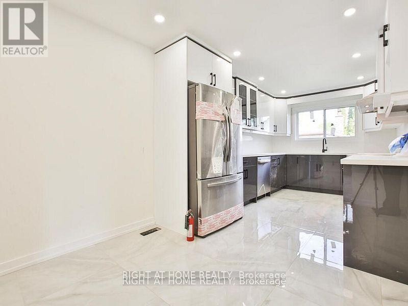 












UPPER - 102 TERRYHILL CRESCENT

,
Toronto (Agincourt South-Malvern West),




Ontario
M1S3R8

