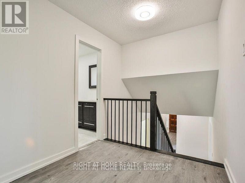 












UPPER - 102 TERRYHILL CRESCENT

,
Toronto (Agincourt South-Malvern West),




Ontario
M1S3R8

