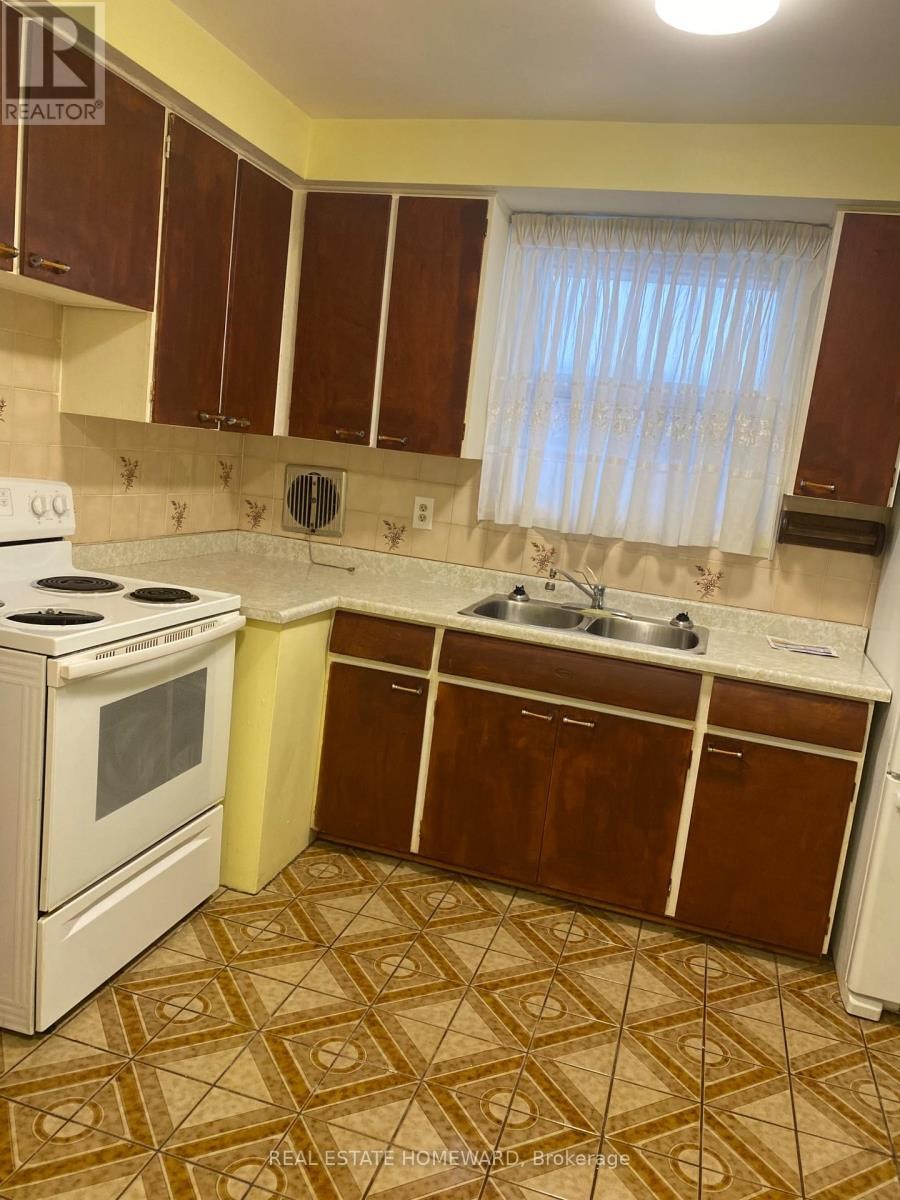 












7 DUNLOP AVENUE

,
Toronto (Clairlea-Birchmount),




Ontario
M1K1K8

