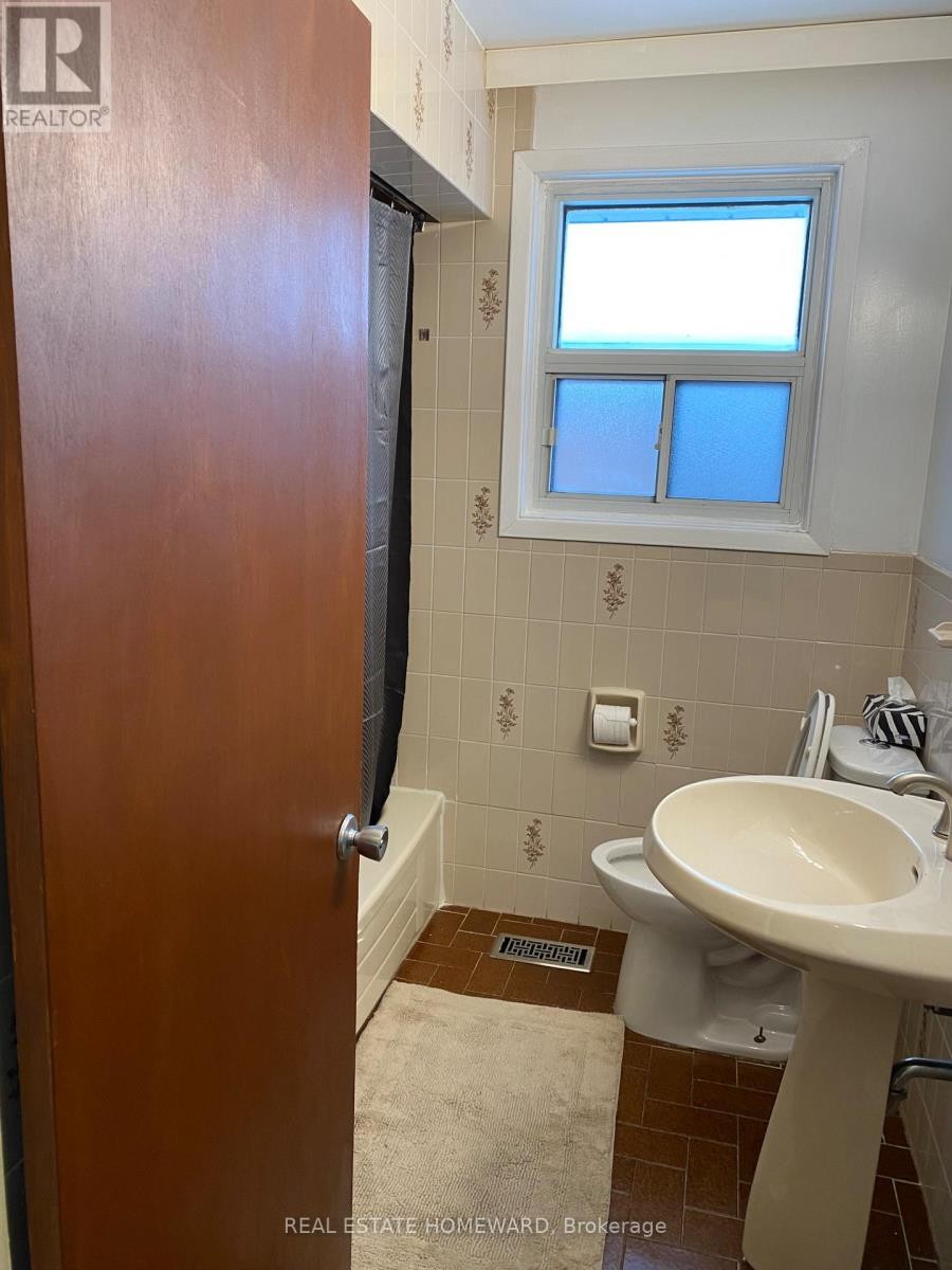 












7 DUNLOP AVENUE

,
Toronto (Clairlea-Birchmount),




Ontario
M1K1K8

