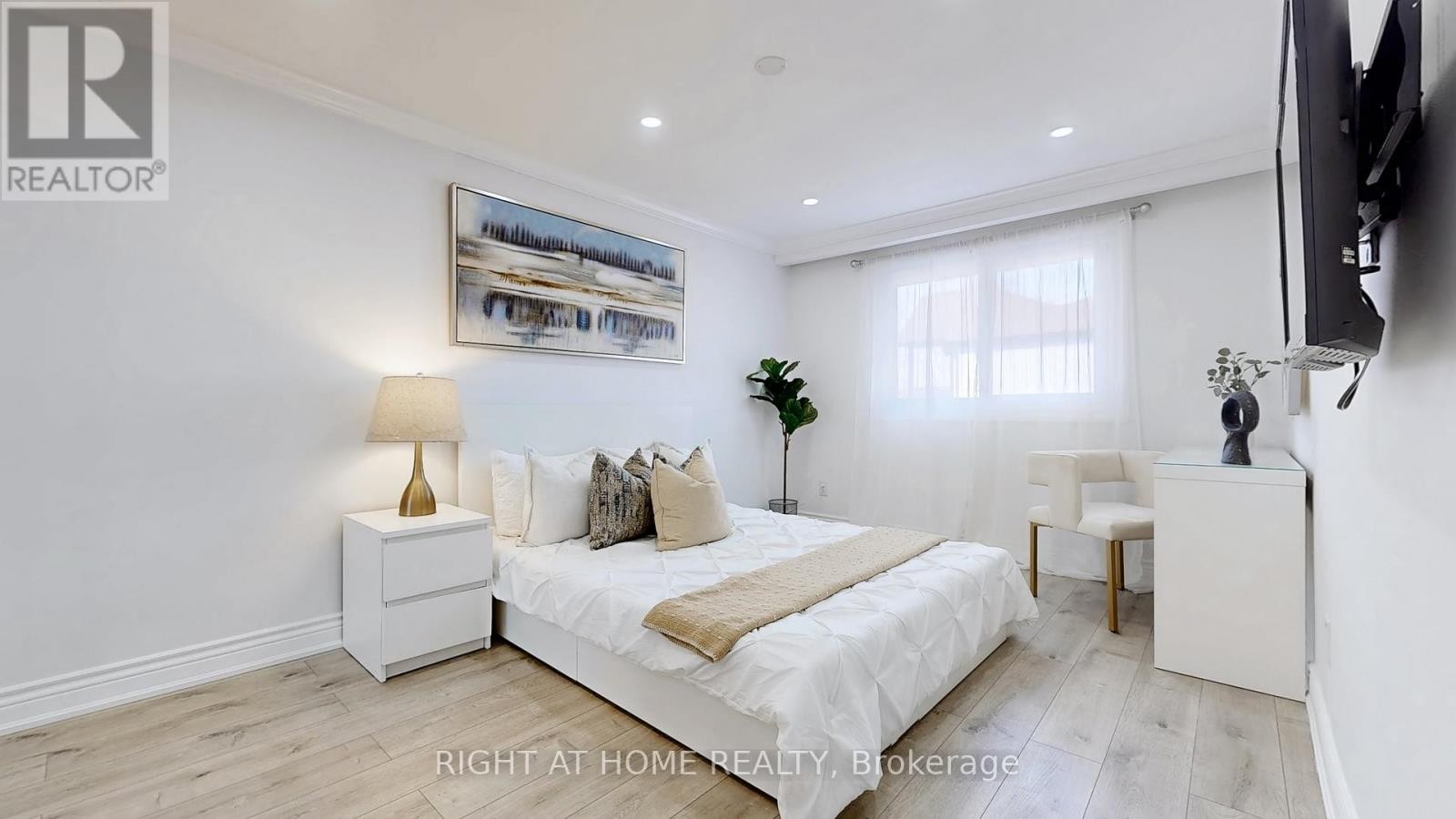 












12A KENMORE AVENUE

,
Toronto (Clairlea-Birchmount),




Ontario
M1K1B4

