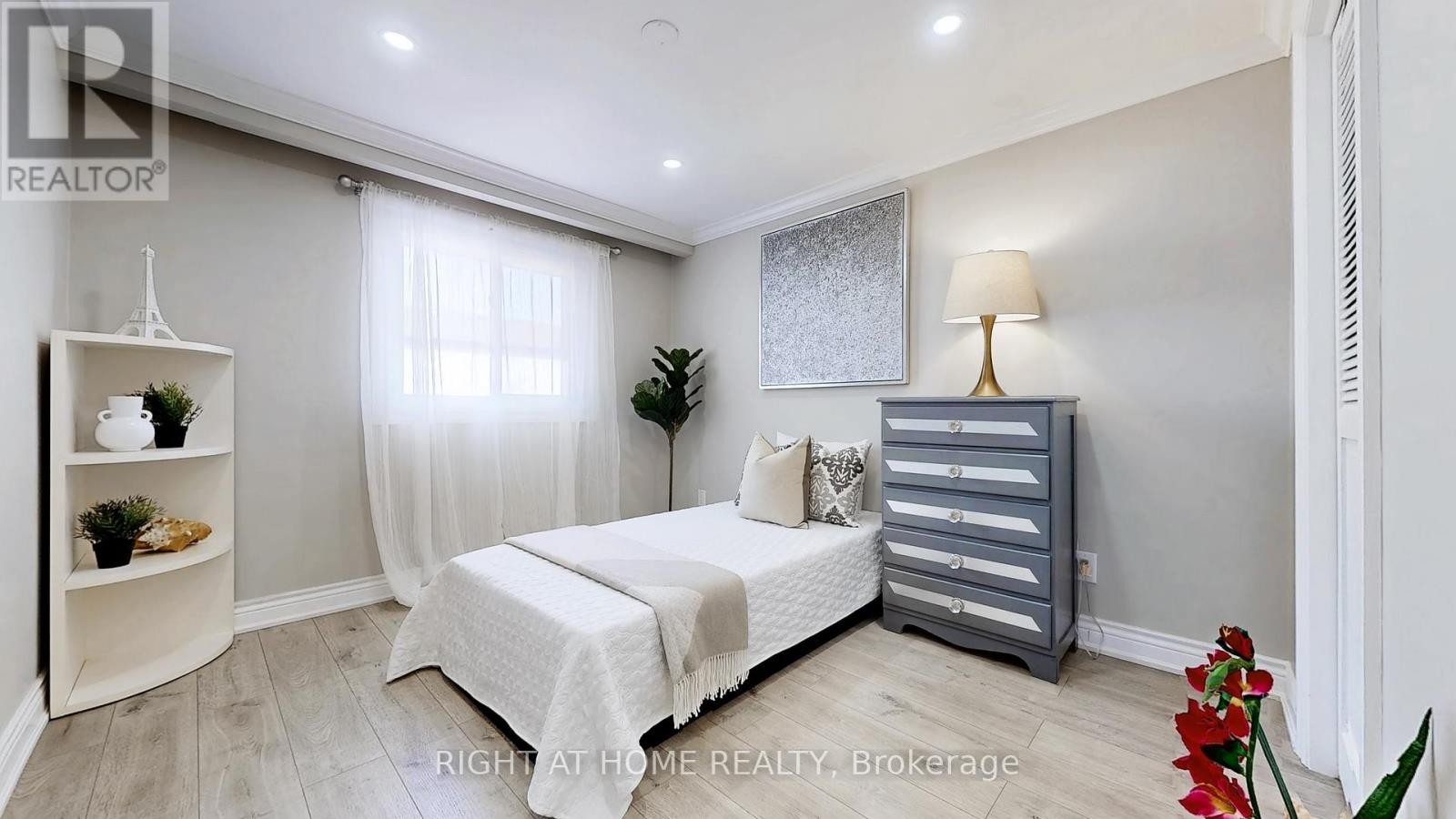 












12A KENMORE AVENUE

,
Toronto (Clairlea-Birchmount),




Ontario
M1K1B4

