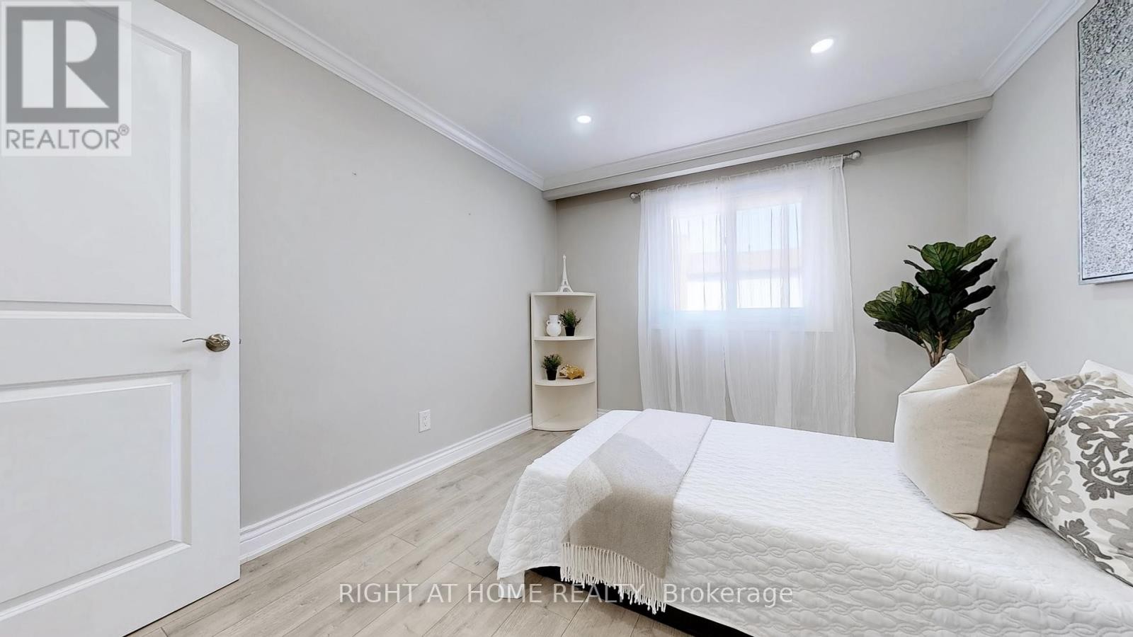 












12A KENMORE AVENUE

,
Toronto (Clairlea-Birchmount),




Ontario
M1K1B4

