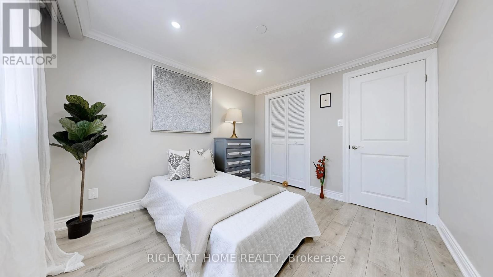 












12A KENMORE AVENUE

,
Toronto (Clairlea-Birchmount),




Ontario
M1K1B4

